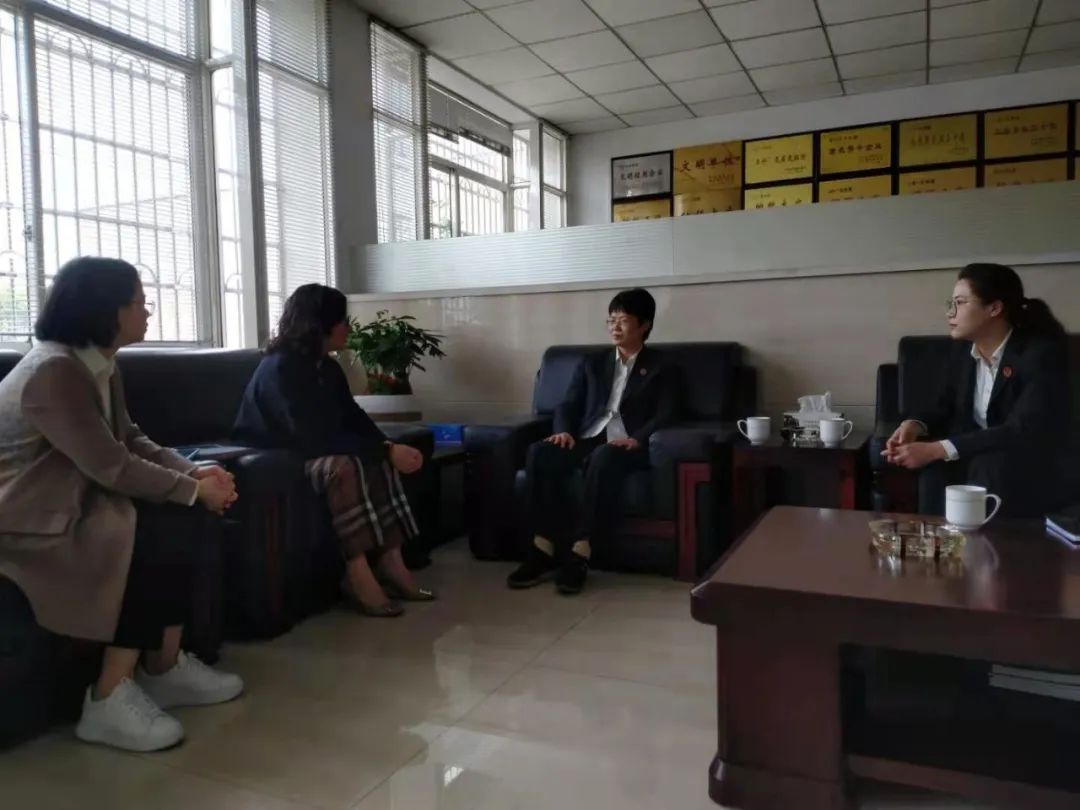 Tháinig an breitheamh lánaimseartha Zheng Yuqing agus an t-uachtarán Du Hangli de Chúirt an Phobail Shengzhou chuig ár gcuideachta chun ár gcuid oibre a threorú