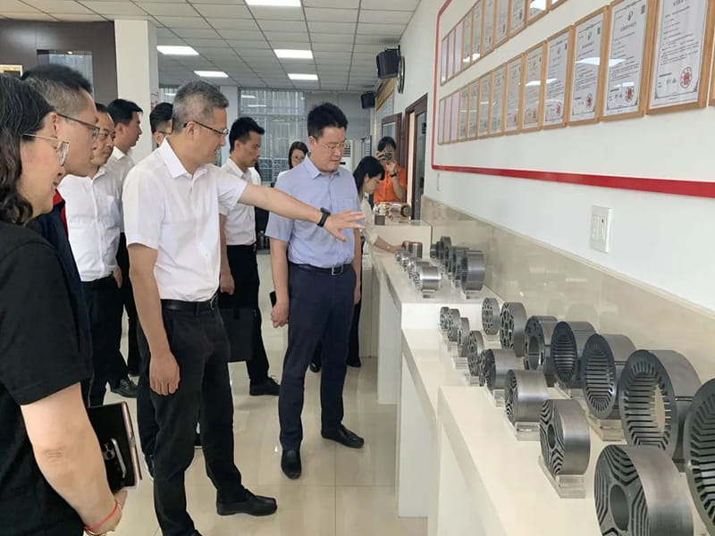 Chuaigh an Rúnaí Xu Jianyi go Changle Town chun gníomhaíochtaí seirbhíse corparáideacha a dhéanamh agus thug sé cuairt ar Zhejiang Jufeng Co., Ltd agus fiontair eile